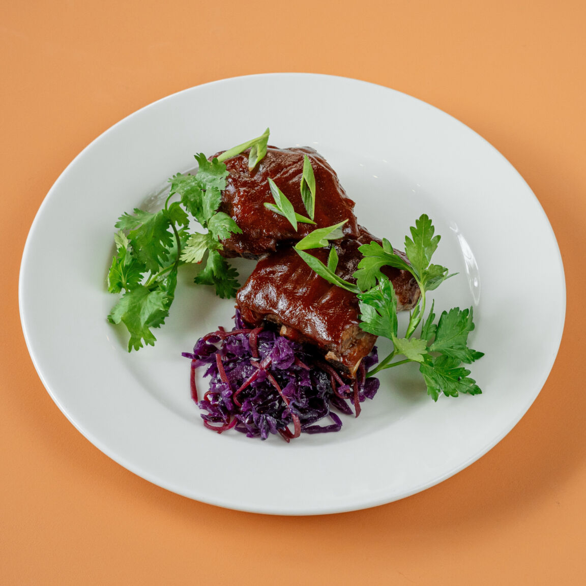 Свиные ребра BBQ с маринованной красной капустой