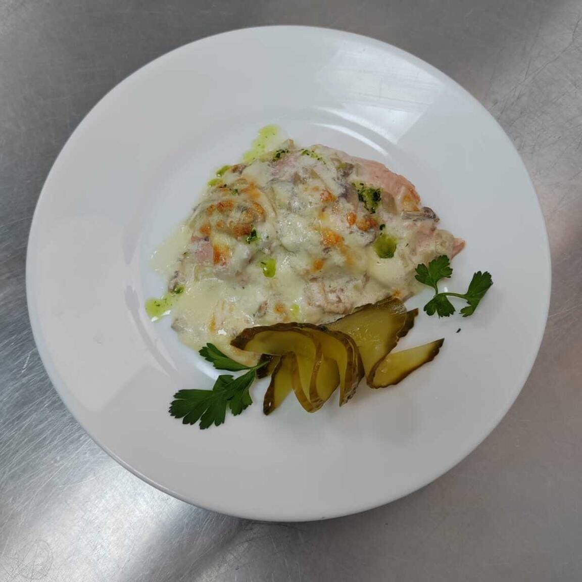 РЫБА ЗАПЕЧЕННАЯ С ГРИБАМИ И СЫРОМ (ГОРБУША) 150ГР