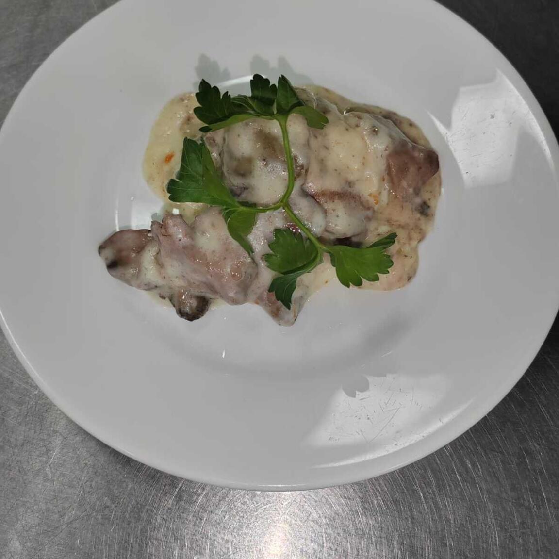 ПЕЧЕНЬ КУРИНАЯ В СМЕТАННОМ СОУСЕ 150ГР
