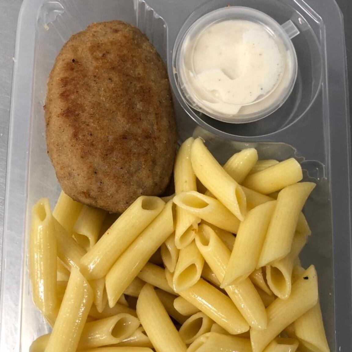 Котлета куриная с пенне и соусом Бешамел