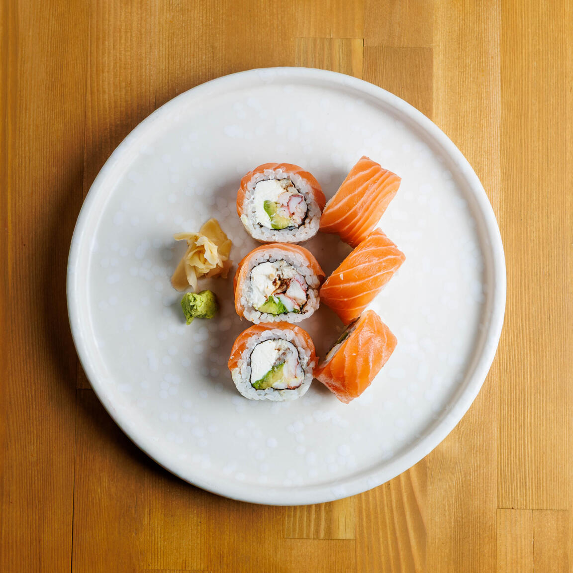 Филадельфия с камчатским крабом и угрем