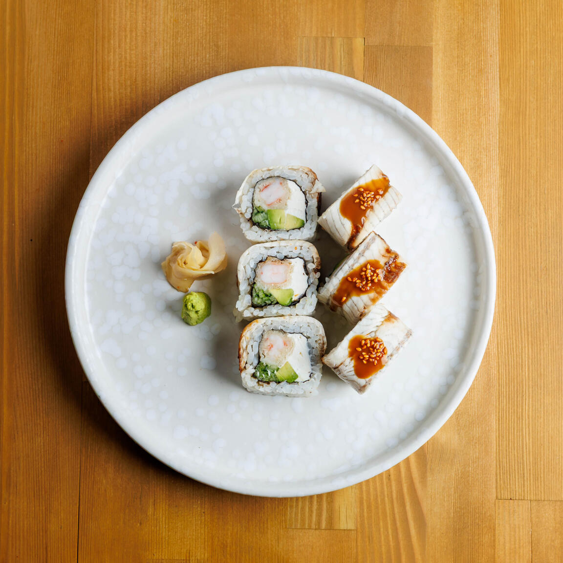 Ролл с угрём и креветкой темпура