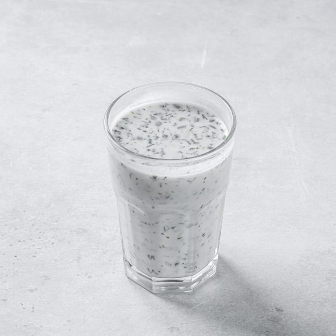 Айран со свежей зеленью и огурцом