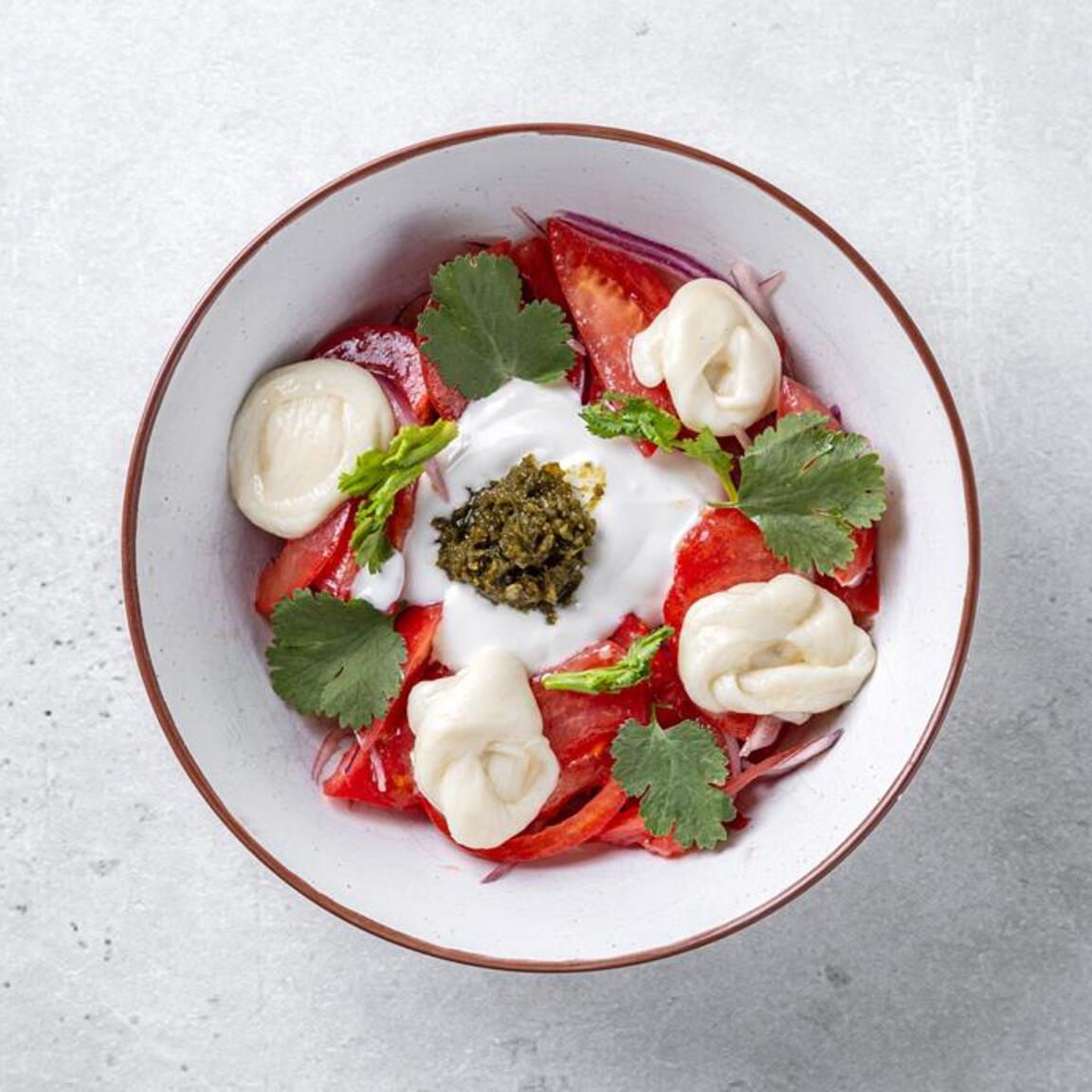 Салат со свежими томатами, узелками сулугуни, мацони и мятной аджикой