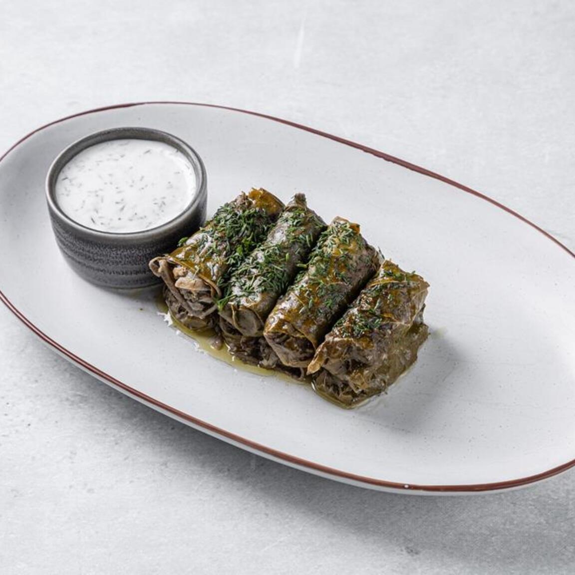 Долма с говядиной и чесночным соусом