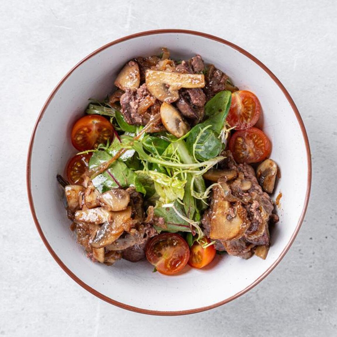 Теплый  микс-салат с куриной  печенью