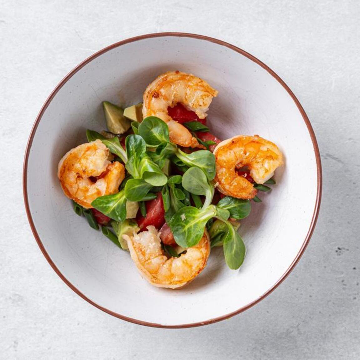 Салат с креветками и авокадо