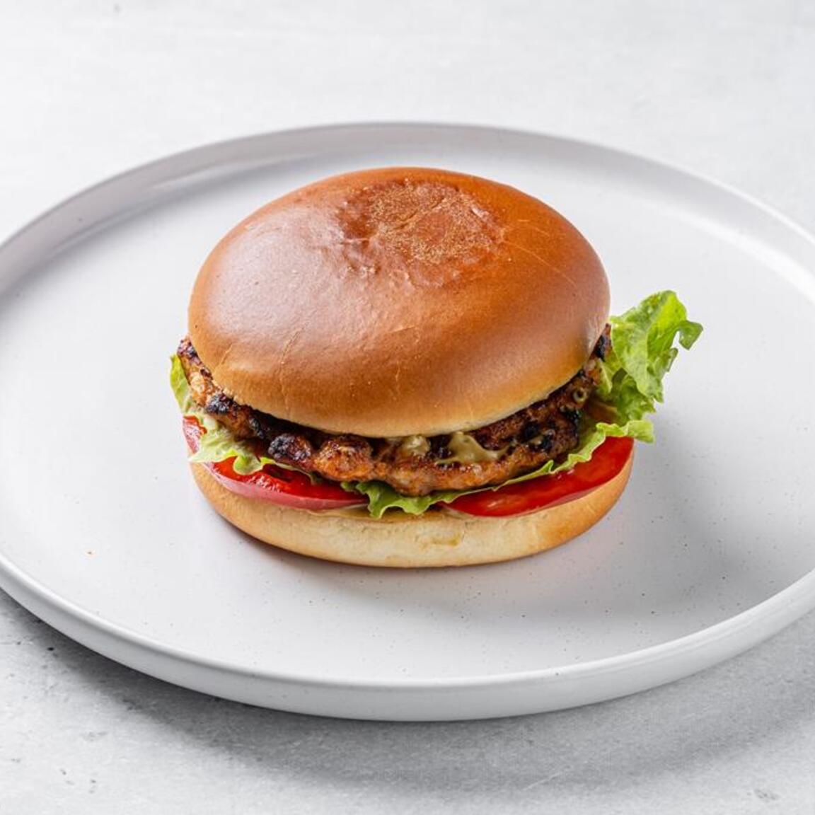 Бургер куриной котлетой со спайси соусом