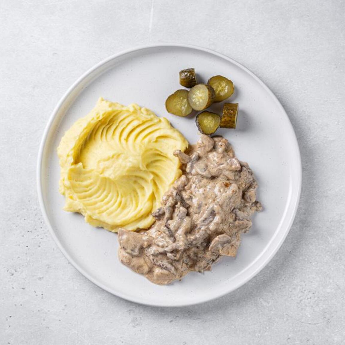 Бефстроганов из говяжьей вырезки и картофельным пюре