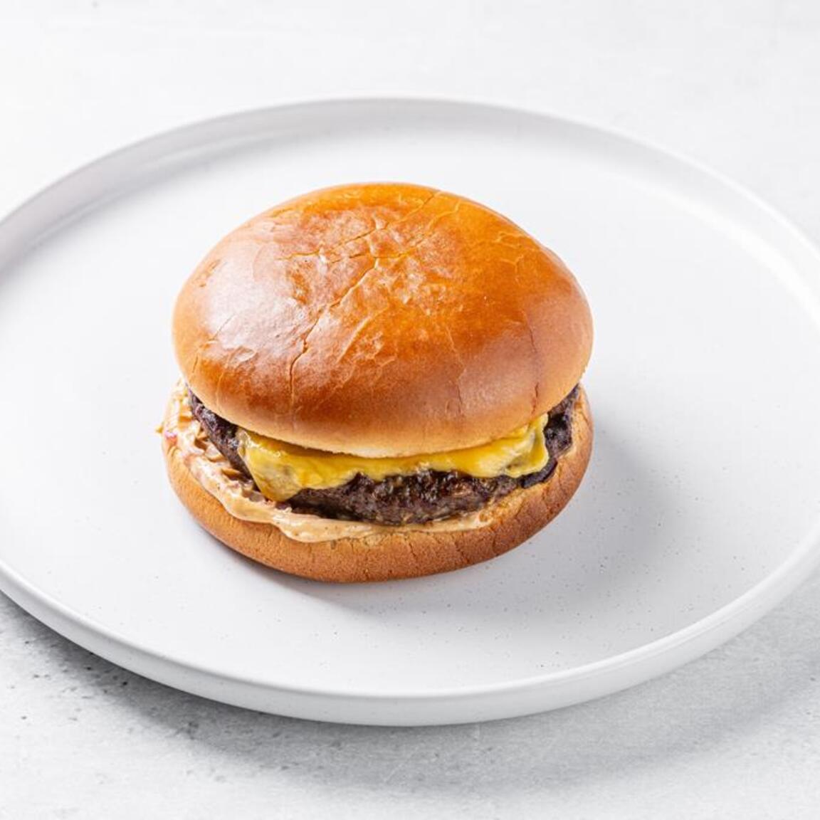 Бургер с говяжьей котлетой и вишневым соусом