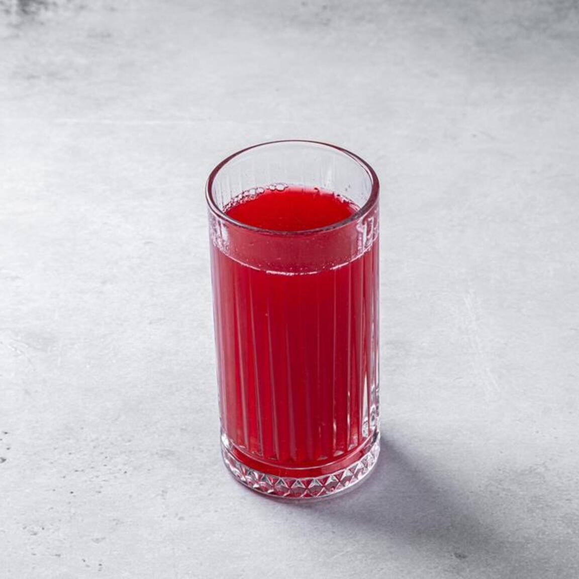 Бокал малинового морса