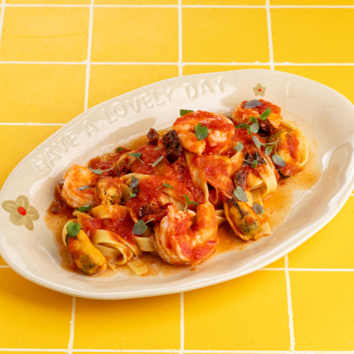 Фетучини с креветками и мидиями в соусе сальса