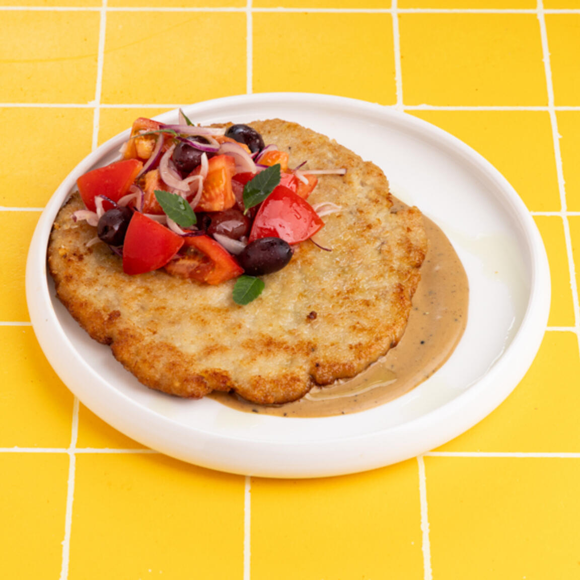 Куриный шницель с томатами и оливками каламата