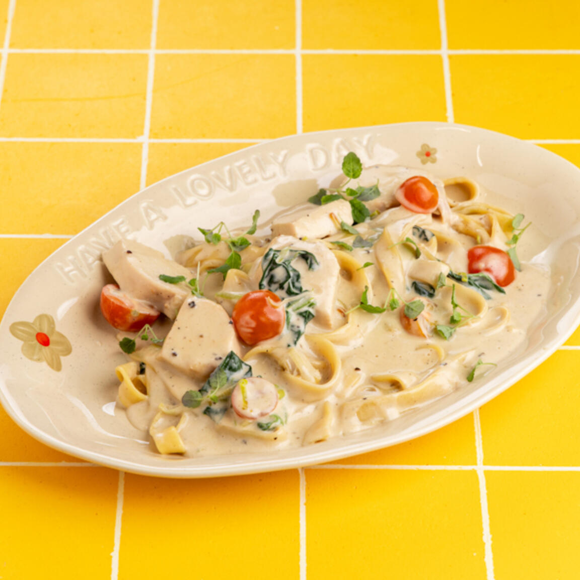 Фетучини к курицей, шпинатом и сливочно-перечным соусом