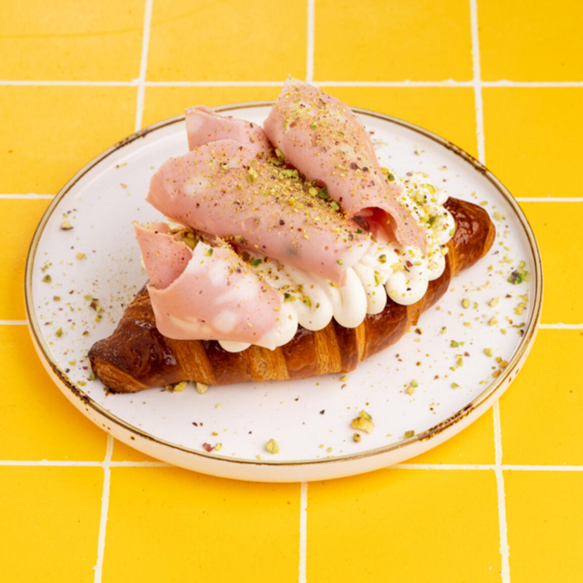 Круассан с мортаделлой, крем-чизом и фисташками