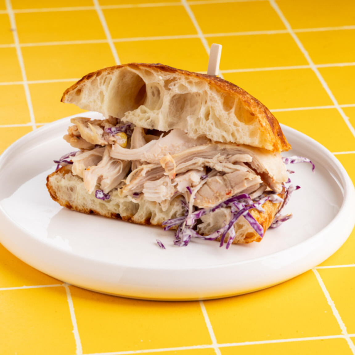 Сырная чиабатта с курицей и коул-слоу