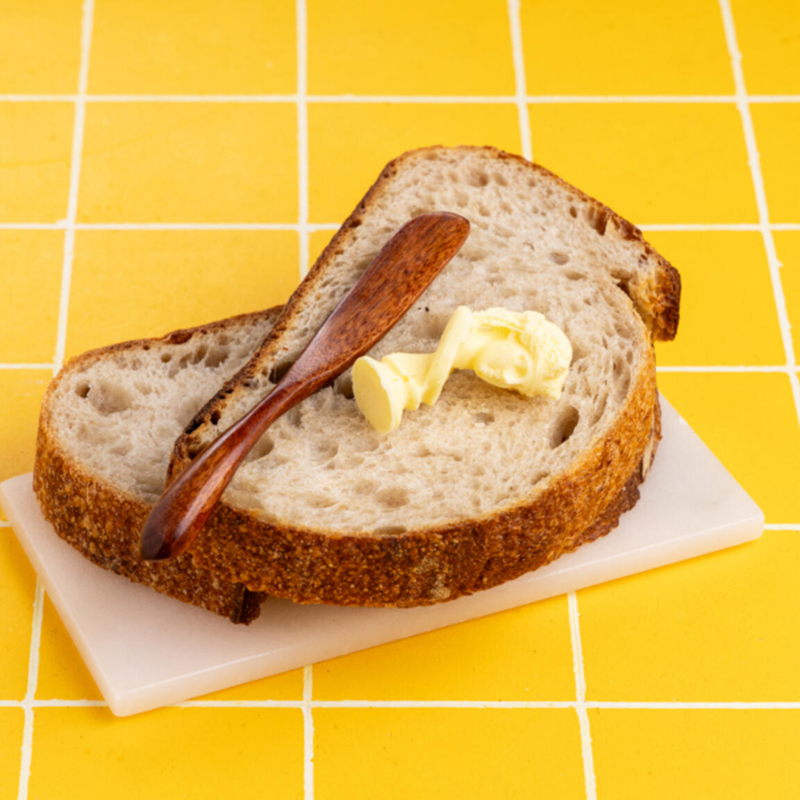 Ремесленный хлеб со сливочным маслом