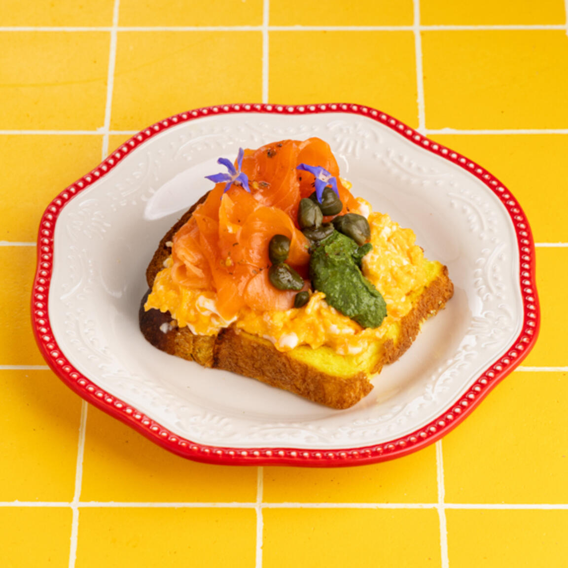 Бриошь с лососем скрембл