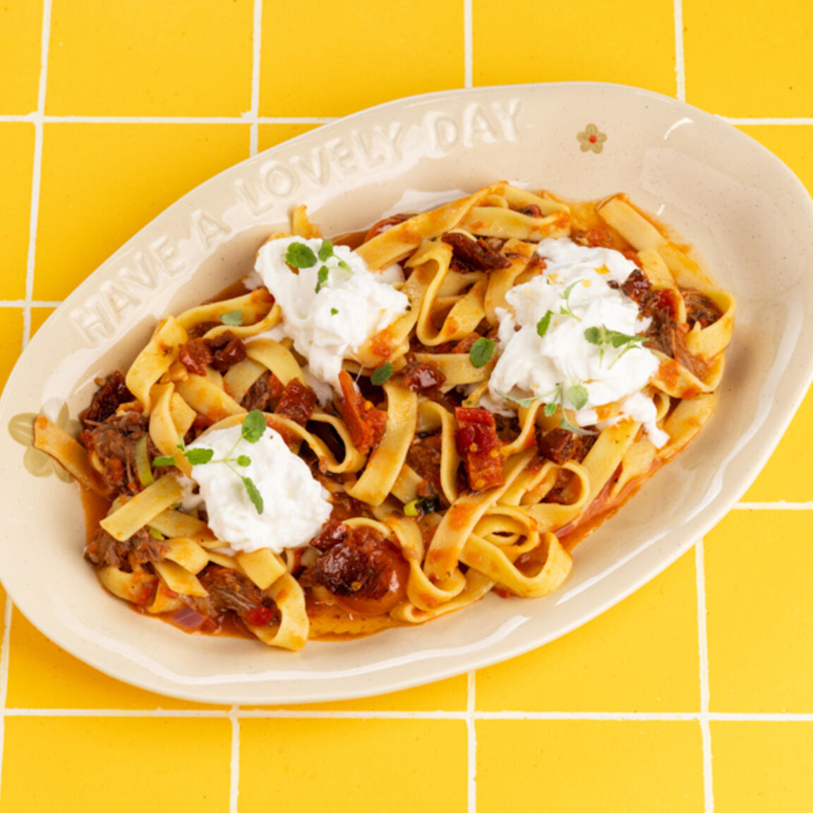 Фетучини с рванной говядиной, страчателлой, томатами и песто