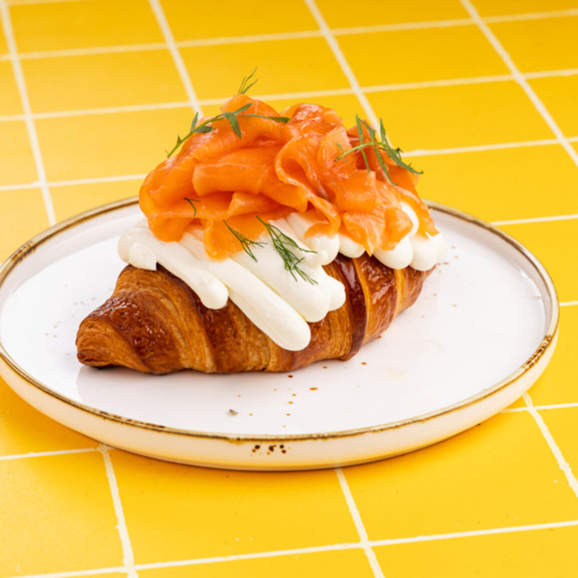 Круассан с лососем