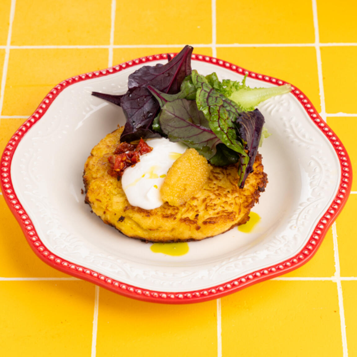 Драники со щучьей икрой и сметаной