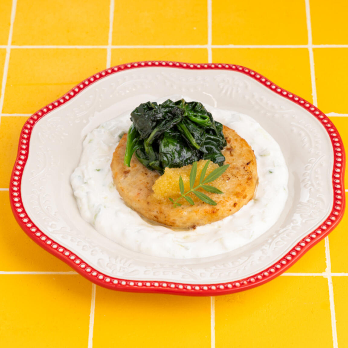 Рыбная котлета с щучьей икрой, шпинатом и соусом дзадзики