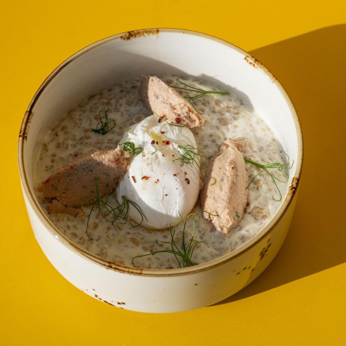 Овсяная каша с пармезаном, яйцом пашот и риетом