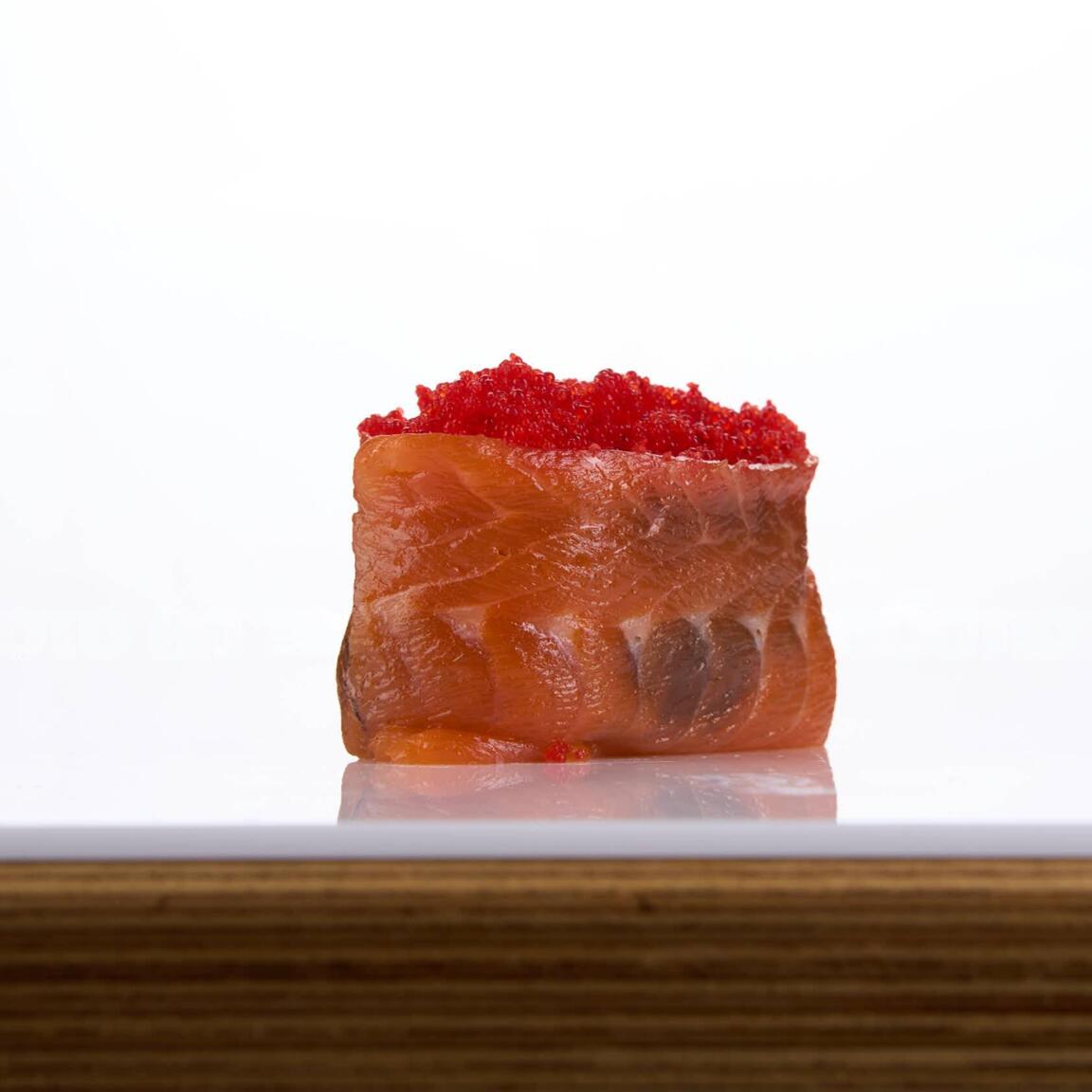 Гункан в лососе