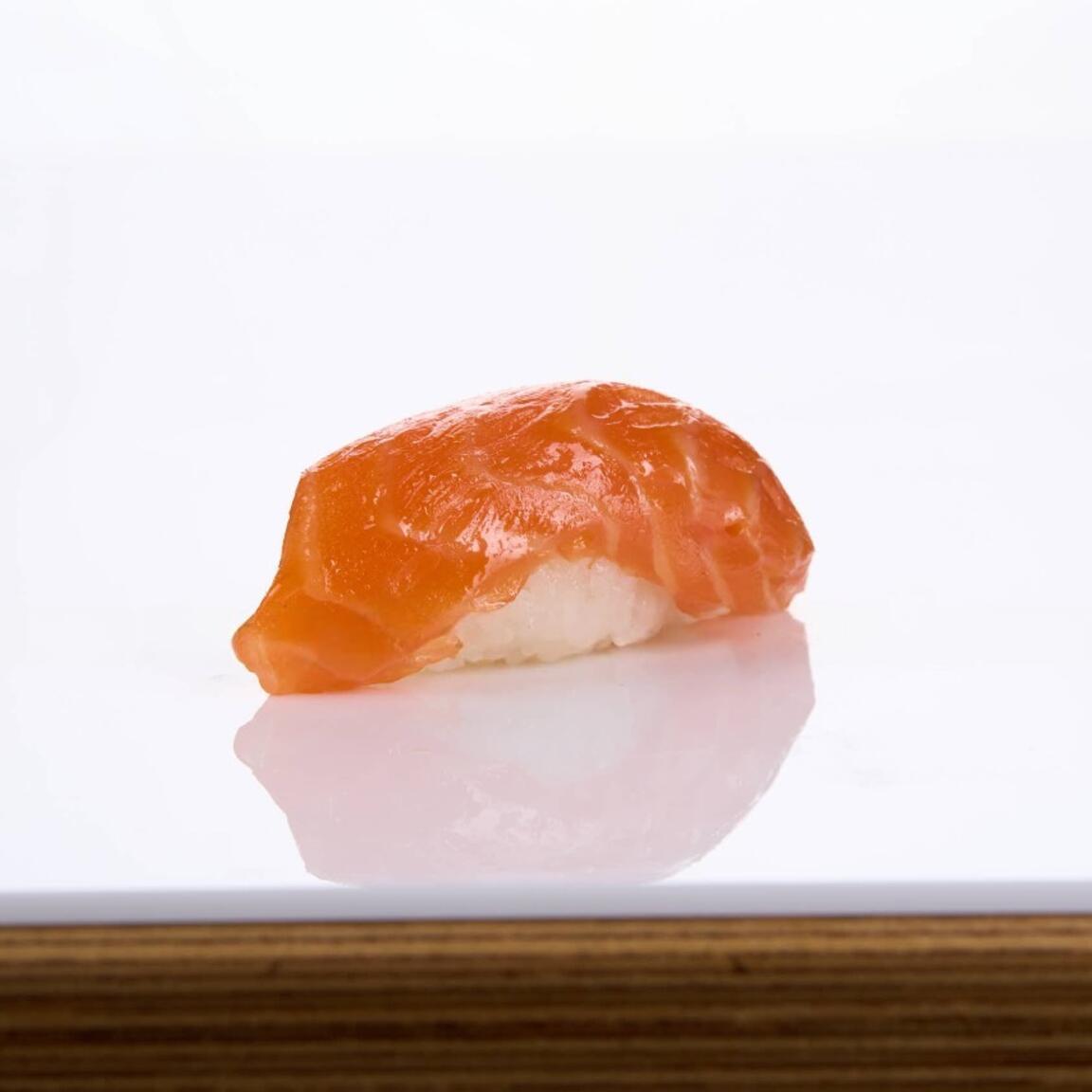 Суши лосось