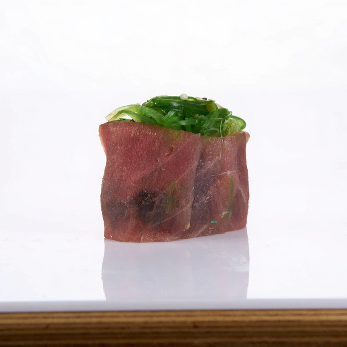 Гункан в тунце