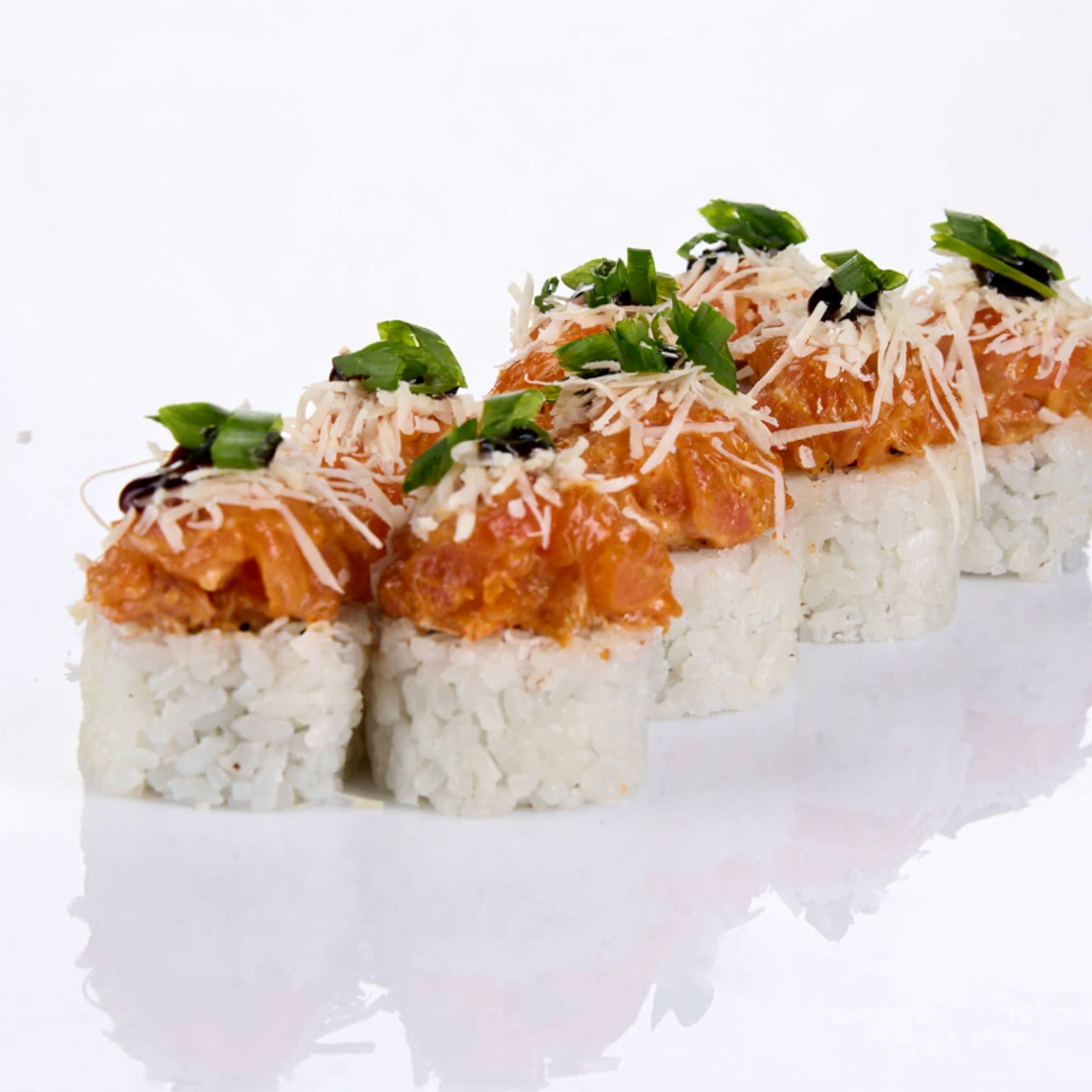 С тартаром из лосося и пармезаном