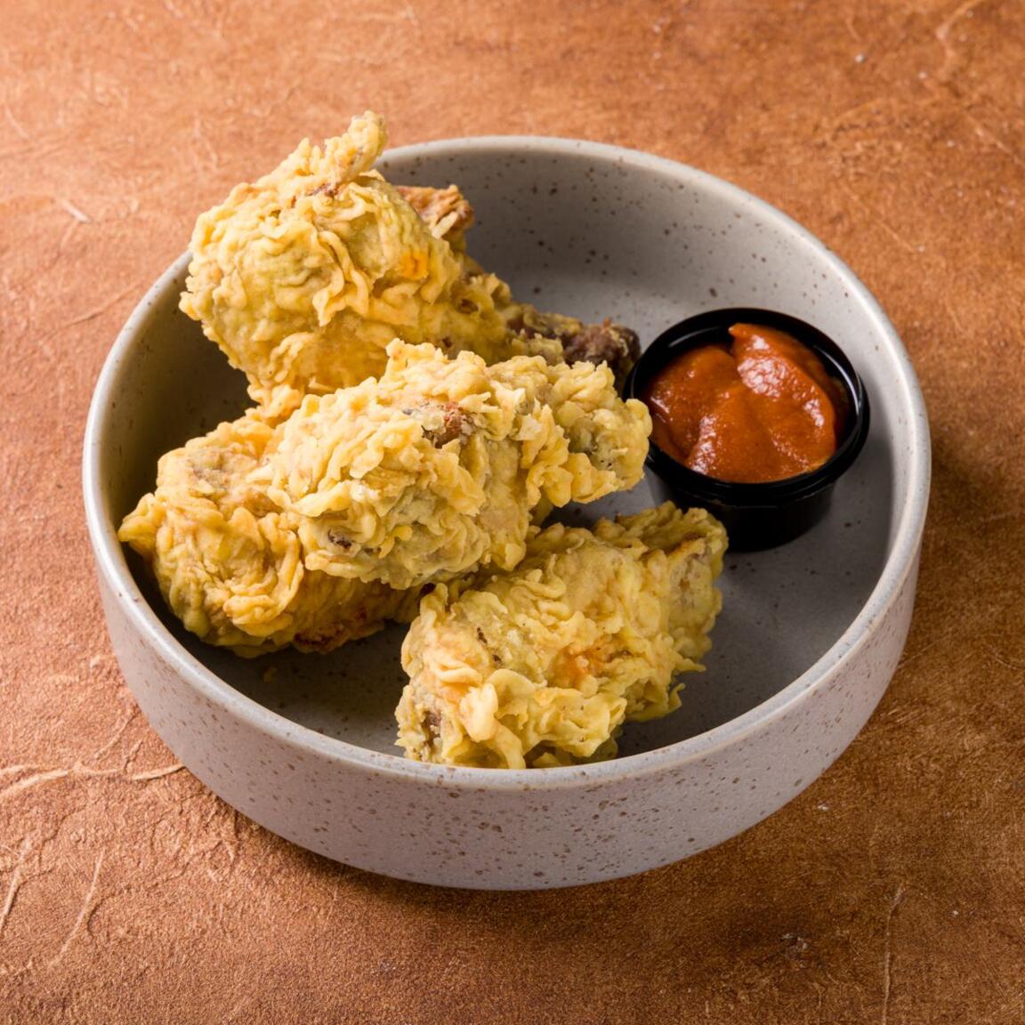 Хрустящие куриные крылья с соусом